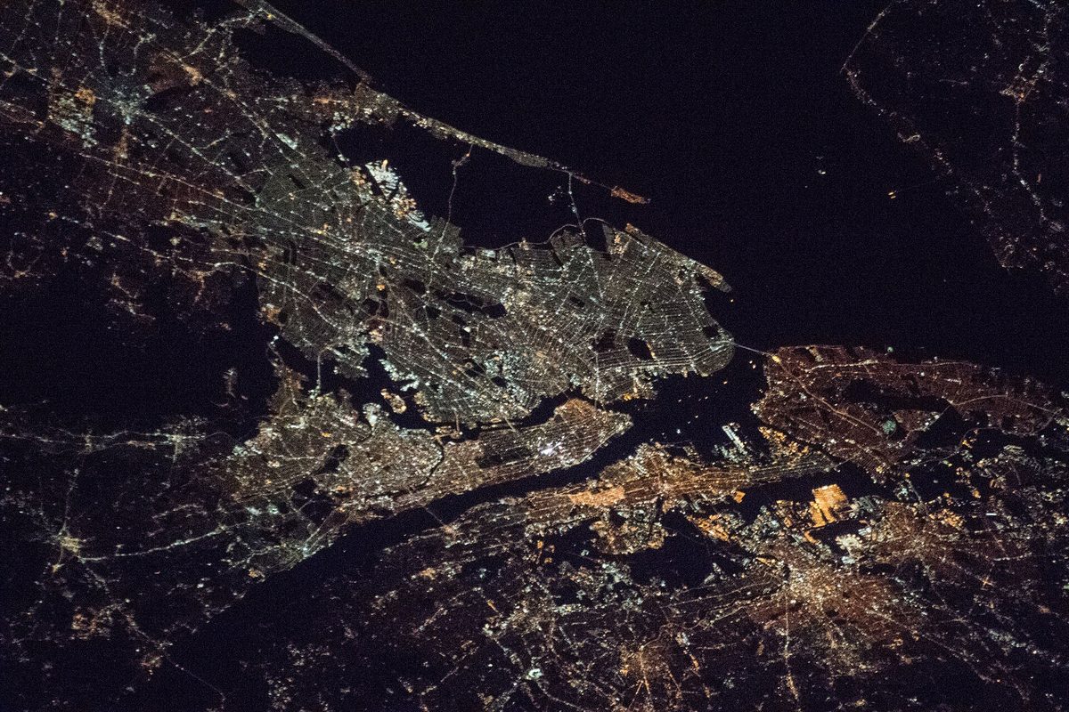Nueva York de noche desde la ISS. Desde abajo, esa misma ciudad ve pasar la estación.