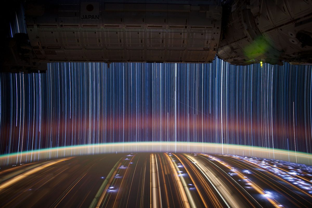 Trazas de estrellas compuestas desde la propia estación por el astronauta Don Pettit.
