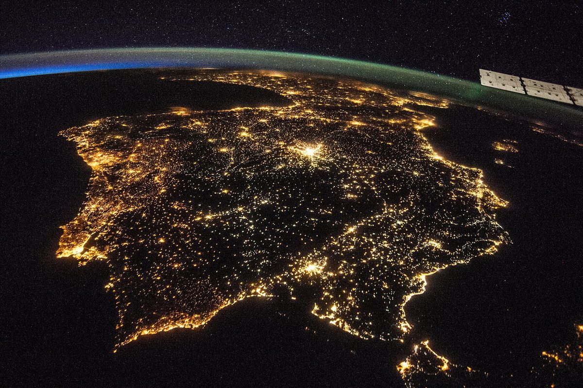 La península ibérica y el estrecho de Gibraltar iluminados, vistos desde la estación.