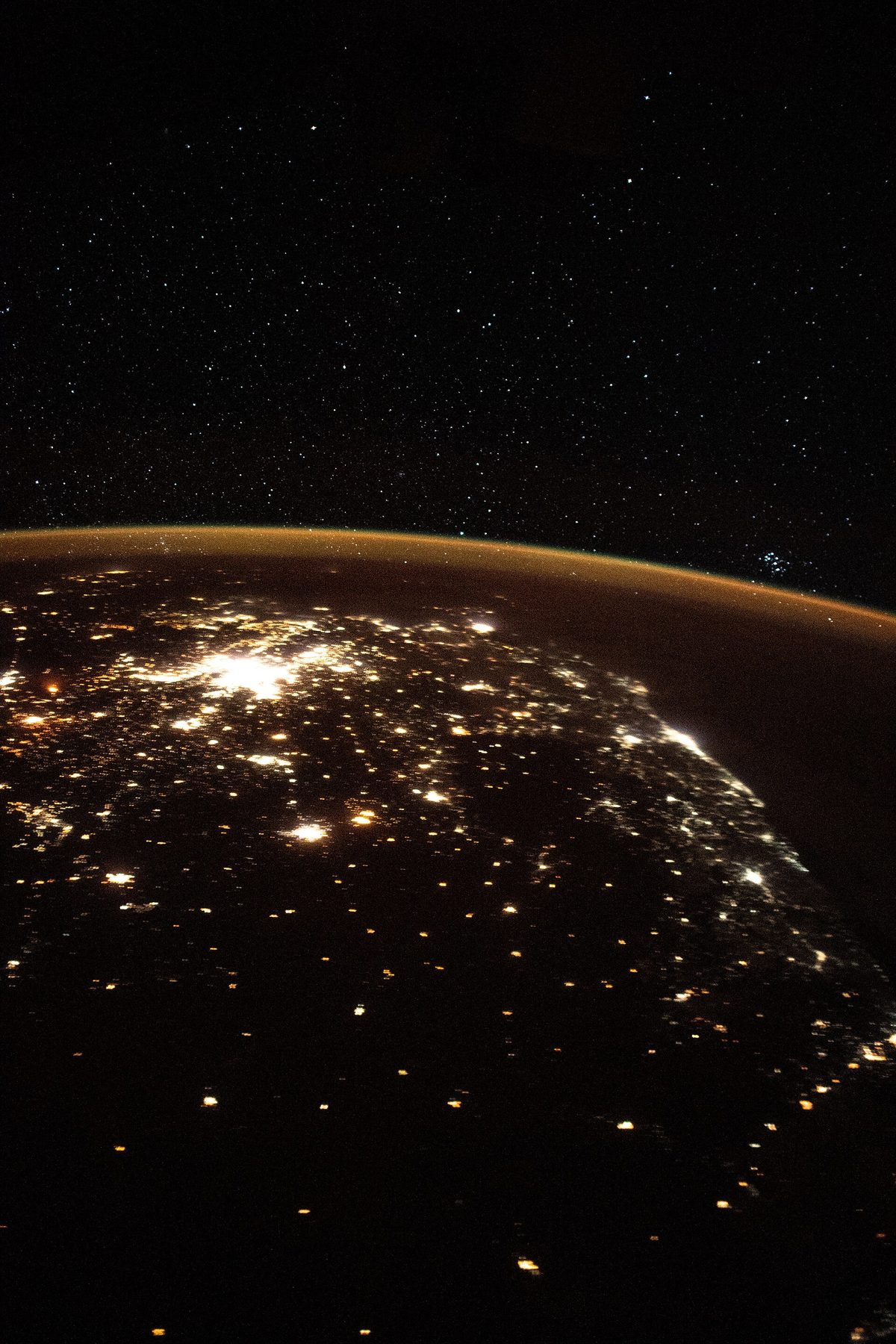 Las luces de Sudáfrica desde la órbita: sobrevolar no es lo mismo que ser visible.