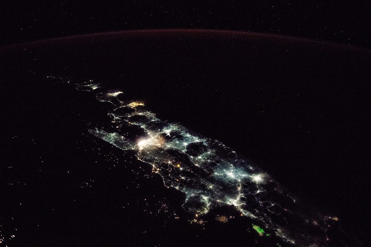 Las luces de Java desde la órbita: en 92 minutos la estación ha cruzado medio planeta.
