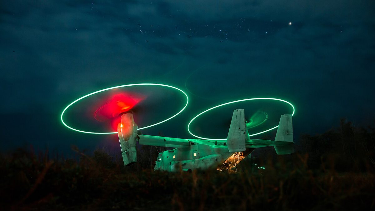Luces de aeronave en larga exposición. El parpadeo es la señal que descarta a la ISS.