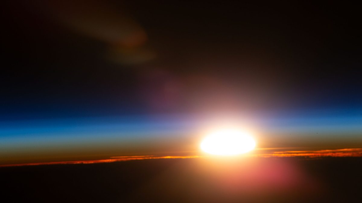 Amanecer orbital sobre las nubes. La geometría entre el Sol, la Tierra y la estación decide si la verás.