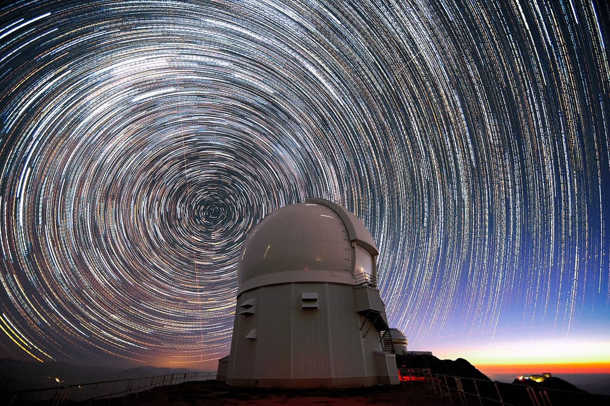 Trazas de satélites sobre un observatorio: cada punto en movimiento se predice con los mismos modelos orbitales.