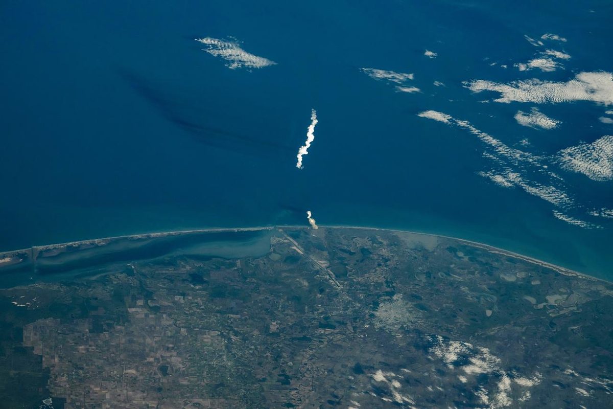El penacho de un lanzamiento de Starship fotografiado desde la propia ISS en noviembre de 2024.