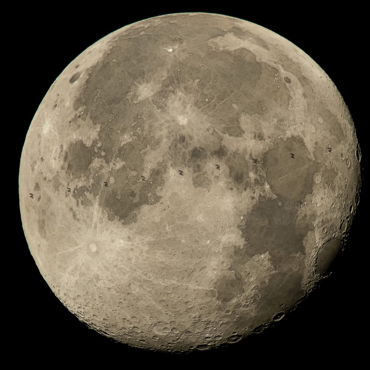 Composición de nueve fotogramas de un tránsito lunar, con la ISS cruzando la Luna en menos de un segundo.